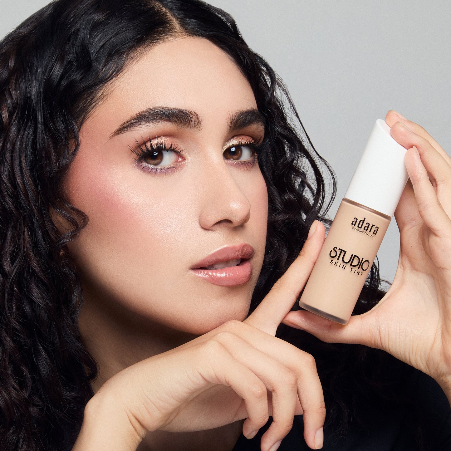 Maquillaje Studio Skin Tint Adara Cosmeticos