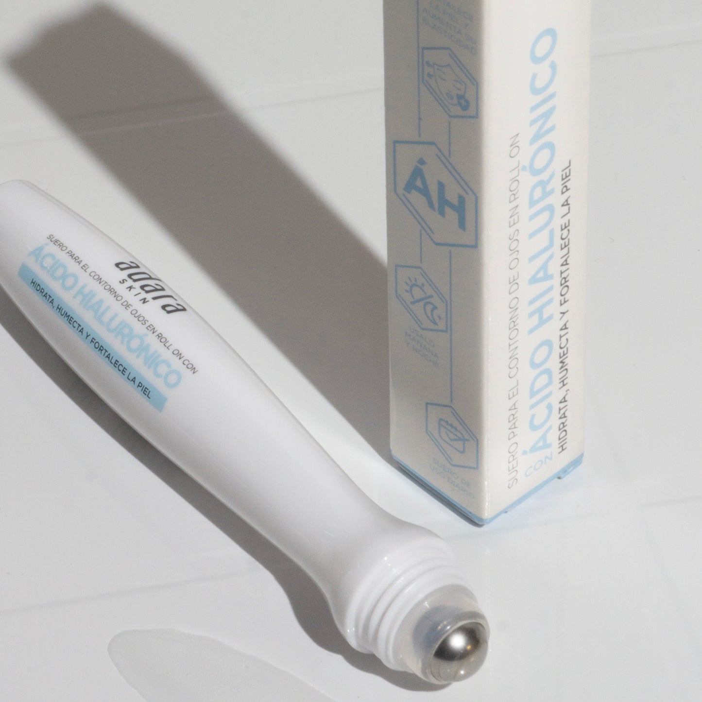 Suero para Contorno de Ojos en Roll On con Acido Hialuronico Adara Cosmeticos